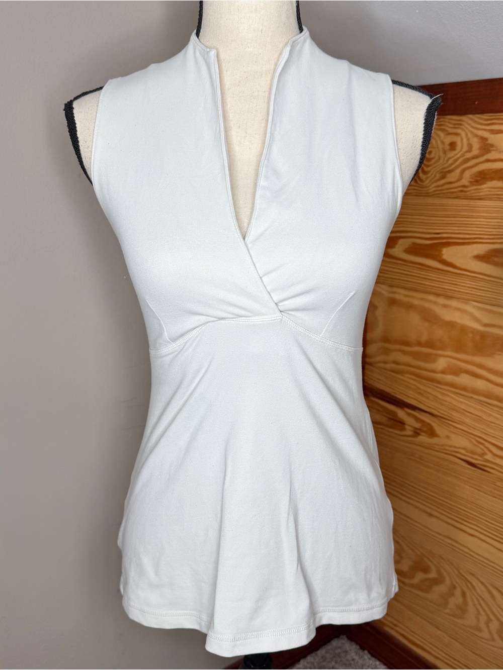 Lululemon Whisper Tank Top White 6 W1790S Sleeveless Activewear V-Neck Shirt